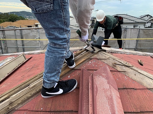 カラーベスト屋根棟板金撤去